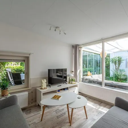 Casa de Férias Spacious Duinland 188 Home With Veranda